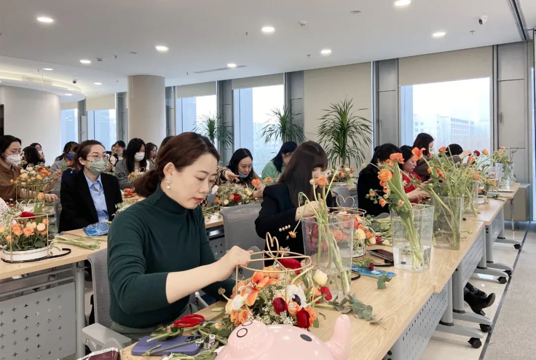 插花品香，，，，，，诗情花意！亦庄suncitygroup集团开展女神节花艺沙龙活动